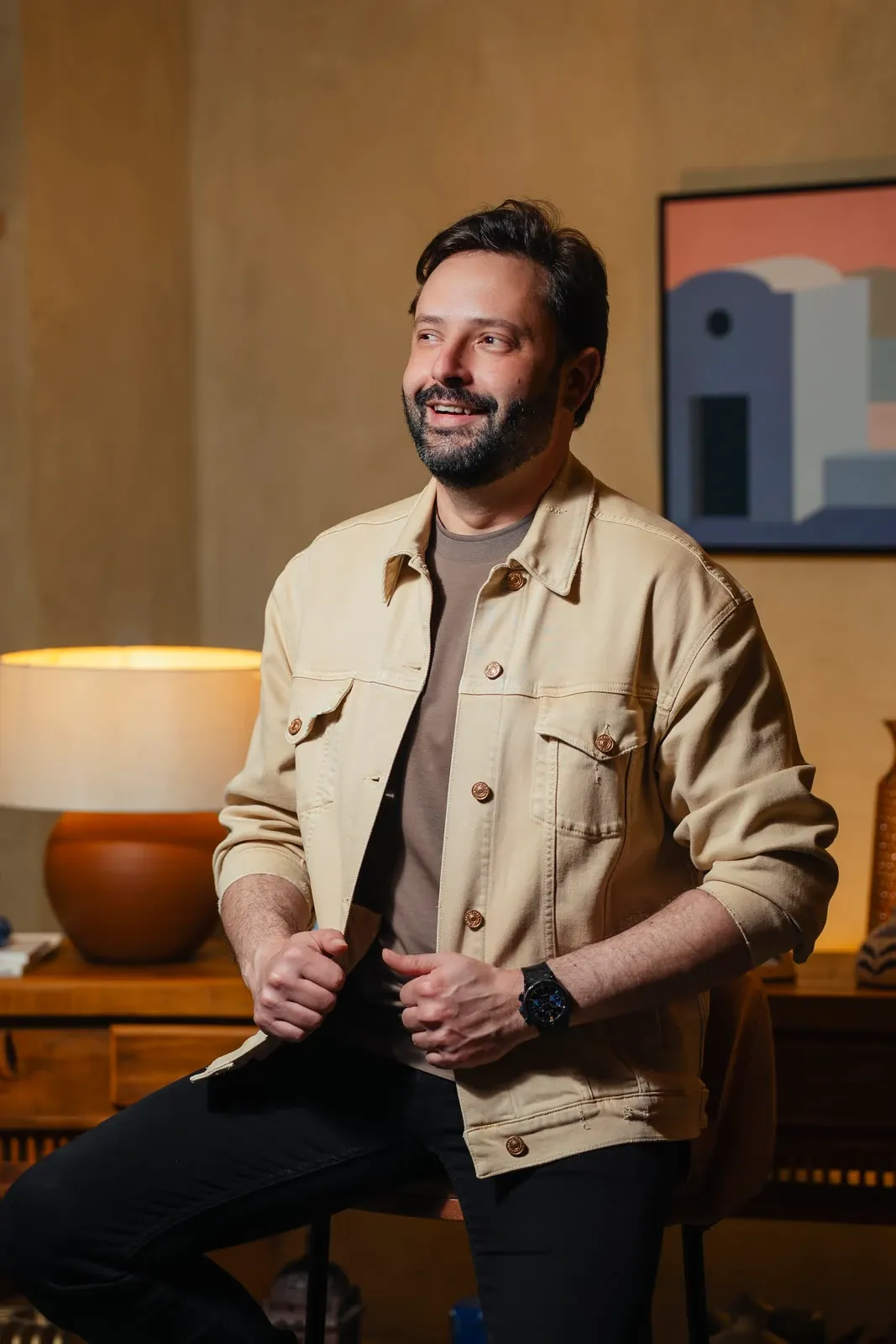 Eduardo Pepato de pé em ambiente de luz quente, por Victor Moura