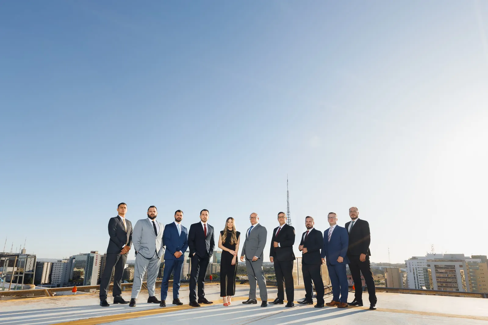 Equipe de escritório de advocacia em terraço, em contraluz