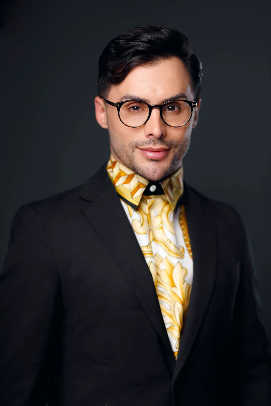Agustin Fernández em retrato de estúdio