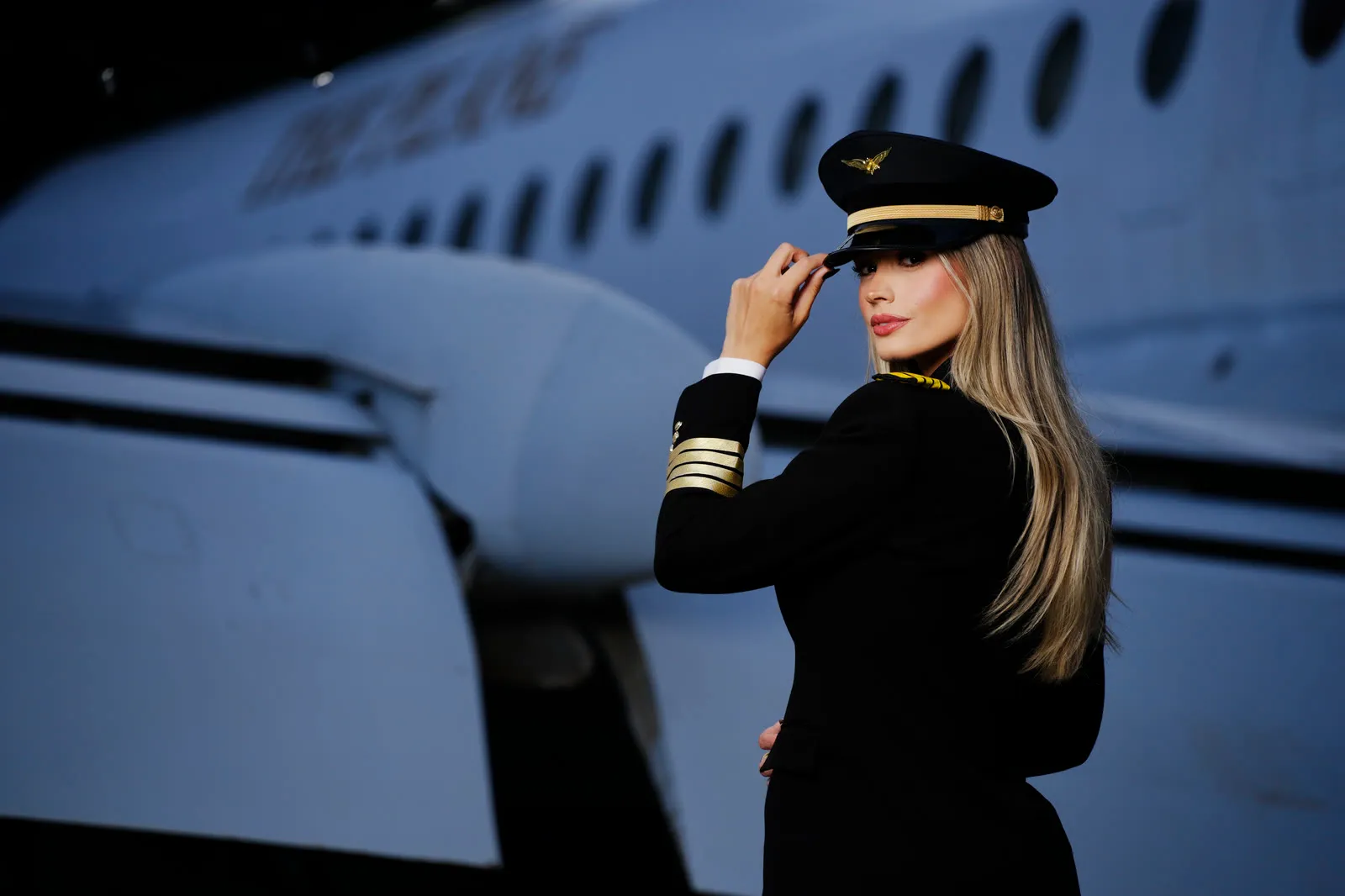 Pilota ao lado da aeronave, na pista