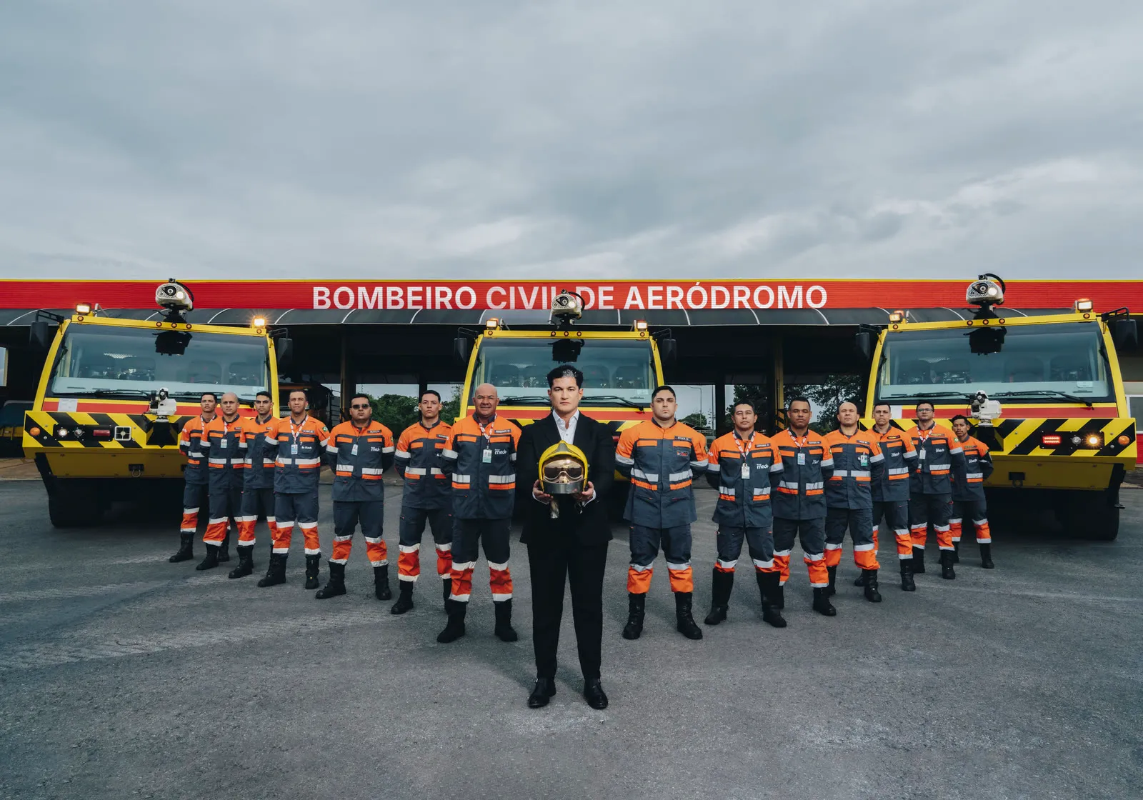 Equipe de bombeiros civis de aeródromo em formação