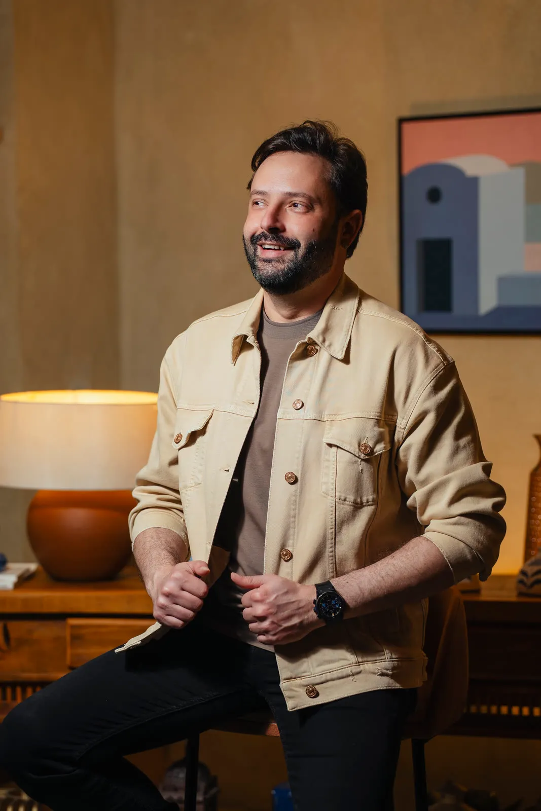 Eduardo Pepato de pé em ambiente de luz quente