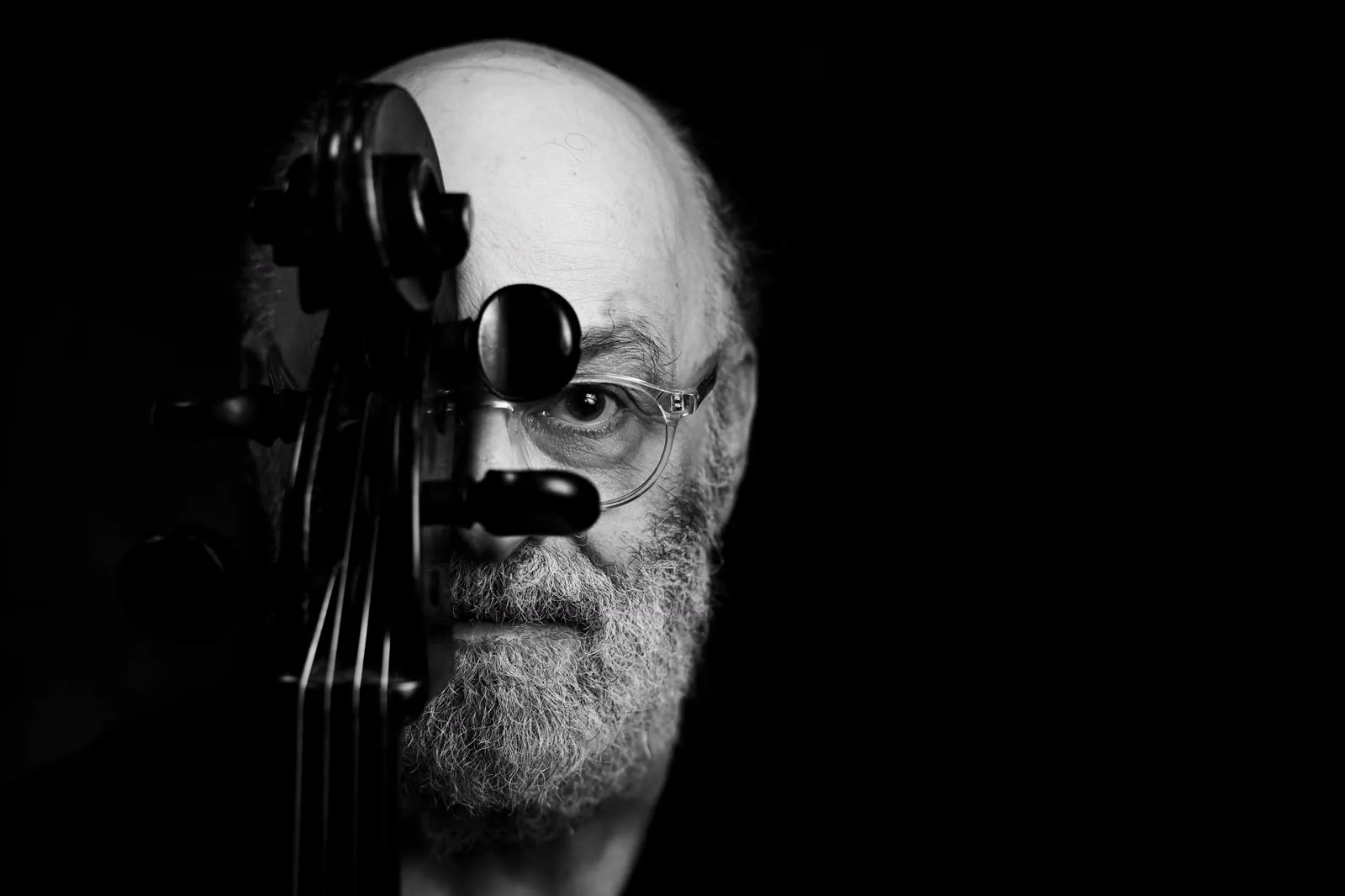 Jackes Moellembaum com o violoncelo, em retrato preto e branco