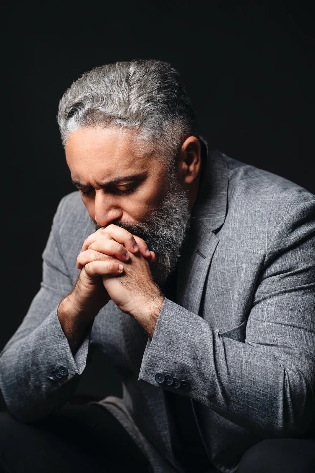 Marcos Vieira em retrato de mãos unidas, luz lateral