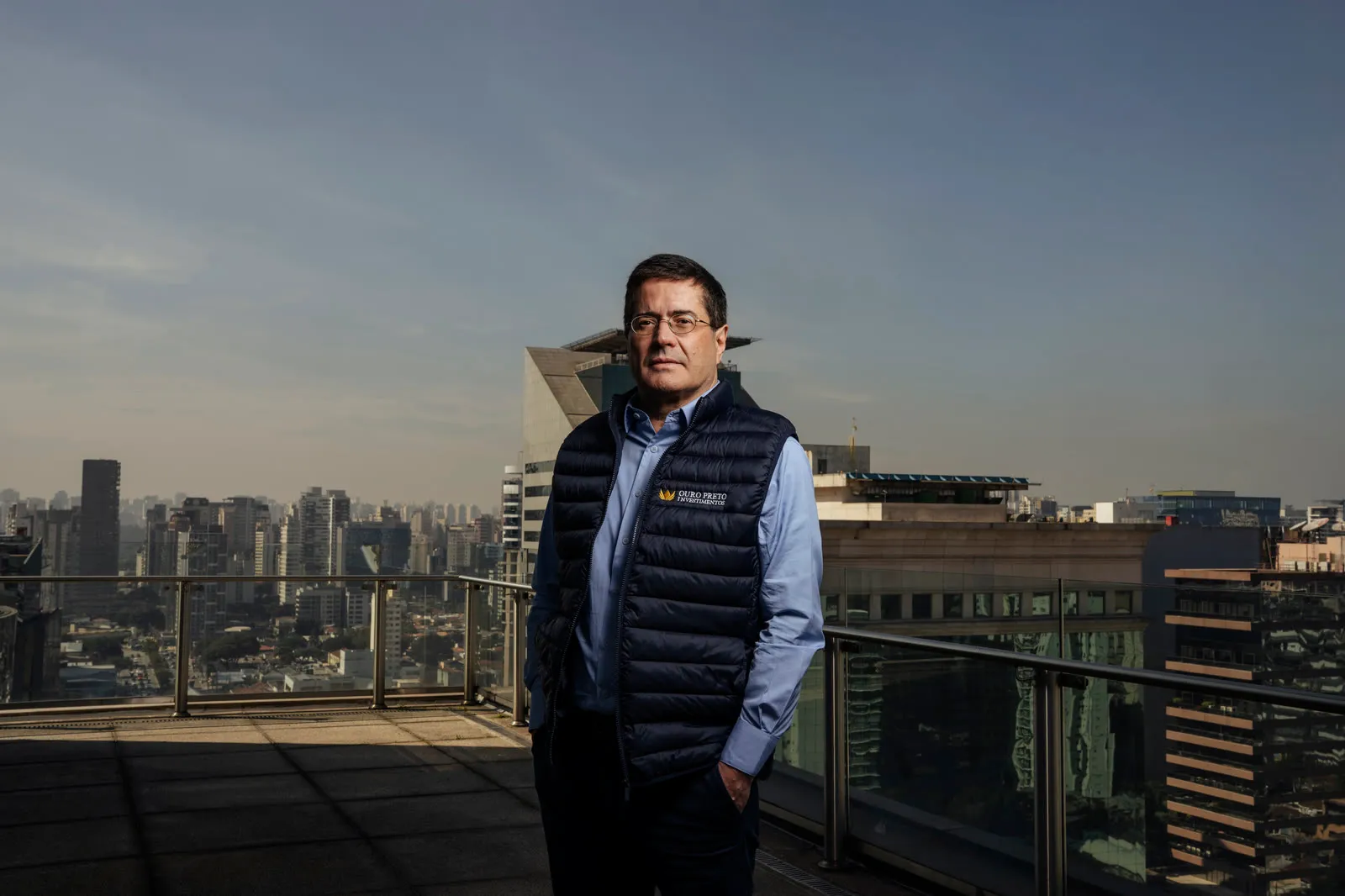 Empresário em terraço com a cidade ao fundo