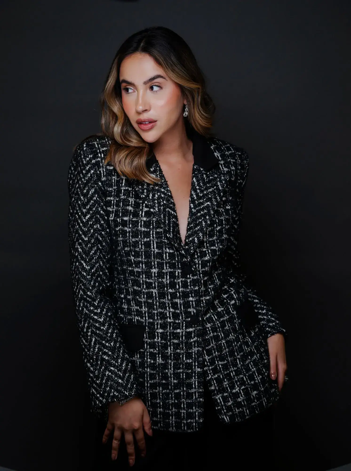 Mulher de blazer de tweed preto e branco em retrato profissional por Victor Moura